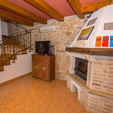 Casa Nadija * Kastelir
